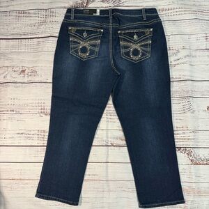 NWT Apt. 9 Women's Indigo Mis Rise Straight Leg Capri Jeans with Embellishments